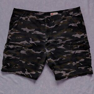 Vintage Wrangler Men's Relaxed Fit Cargo Shorts - Woodland Camo - Size 44